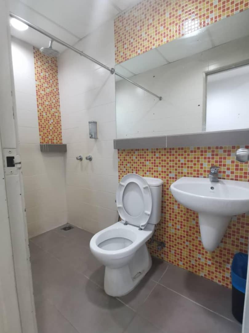 Yy48 Hotel 2 Mins Walk From Masjid Jamek Lrt Station Kuala Lumpur Esterno foto